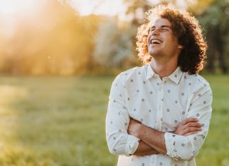 Come prendersi cura dei capelli ricci uomo