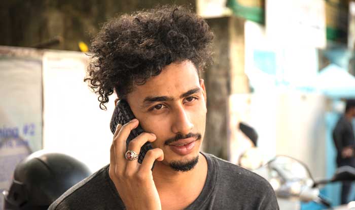 Capelli ricci uomo corti con ciuffo foto