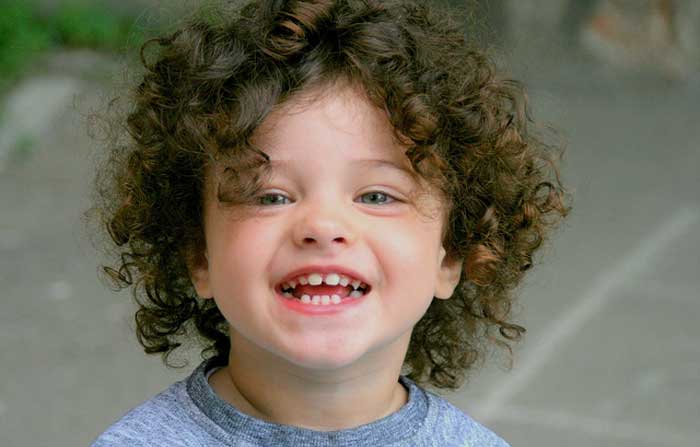 Taglio capelli ricci bambino foto