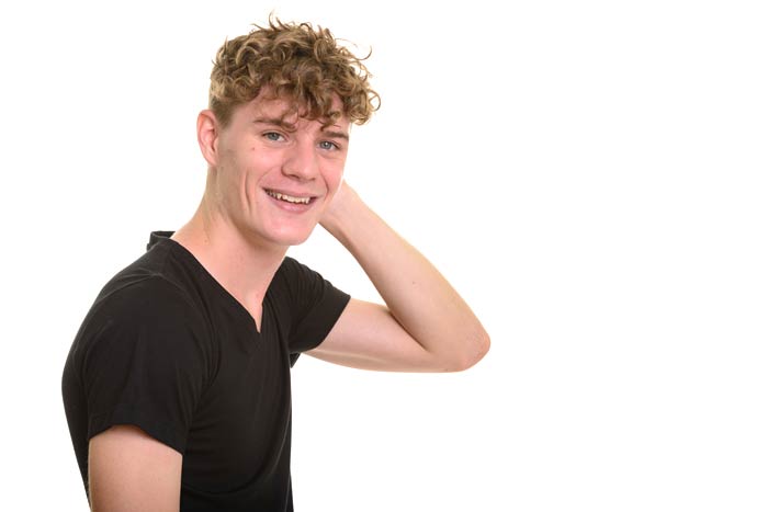 Capelli ricci uomo corti foto ragazzo