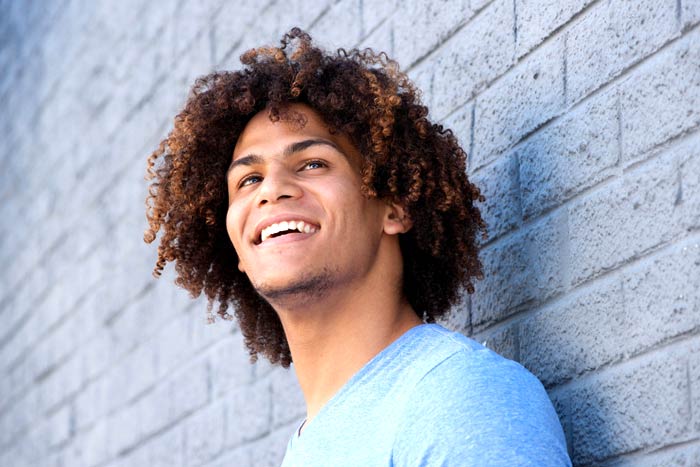 Capelli ricci uomo medi foto ragazzo