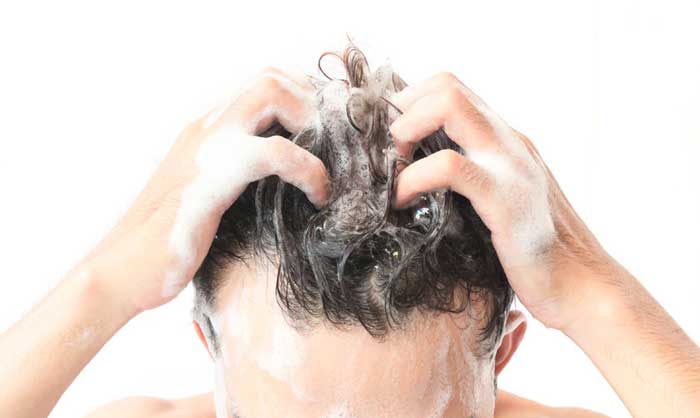 Consiglio su come lavare i capelli ricci uomo