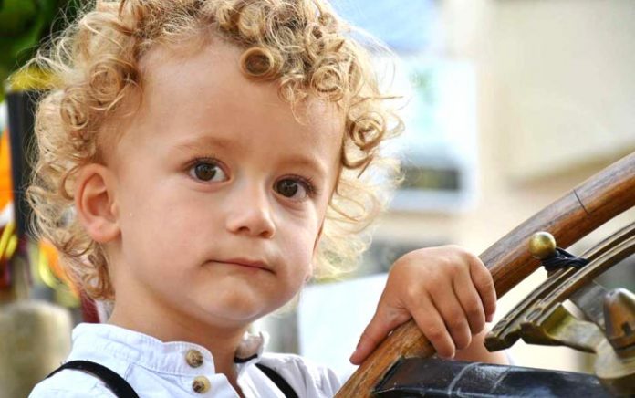 Come Sistemare I Capelli Ricci Dei Bambini In 5 Passaggi