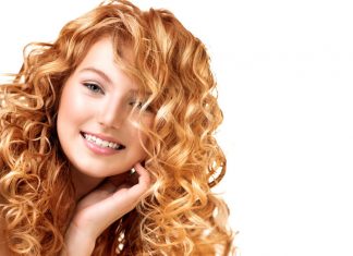 L’importanza dell’utilizzo delle mani sui capelli ricci mani capelli ricci