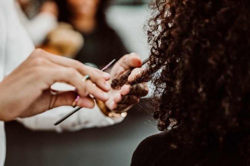 Taglio a capelli bagnati, un rischio enorme