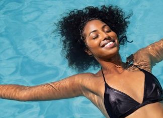 Cloro e capelli ricci, i 3 consigli per le tue giornate in piscina